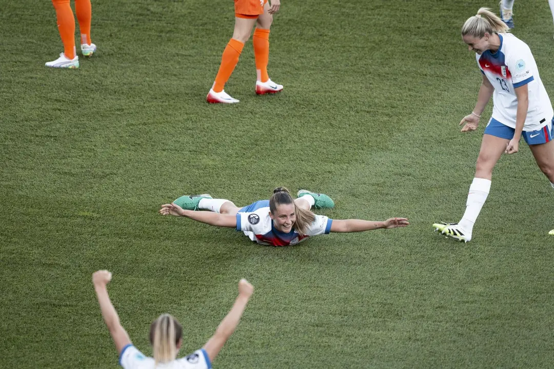La jugadora de Inglaterra Ella Toone (C) celebra con sus compa&ntilde;eras el 4-0 durante el partido del grupo D de la Eurocopa femenina que han jugado Inglaterra y Pa&iacute;ses Bajos en Z&uacute;rich, Suiza. EFE/EPA/GAETAN BALLY