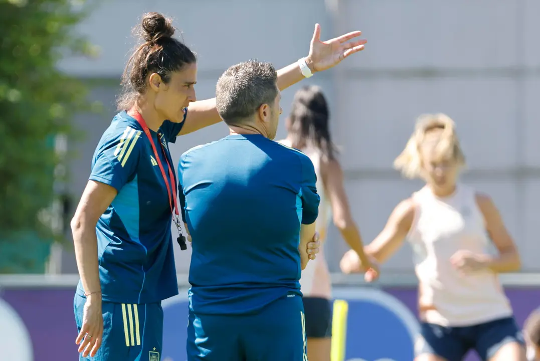 La seleccionadora nacional Montse Tom&eacute; da instrucciones al equipo durante el entrenamiento llevado a cabo este jueves en el estadio Juan Antonio Samaranch de Lausana, para preparar el partido de la fase de grupos, grupo B, de la Eurocopa que ma&ntilde;ana viernes disputar&aacute;n ante Italia en el Estadio Wankdorf de Berna. EFE/ Ana Escobar