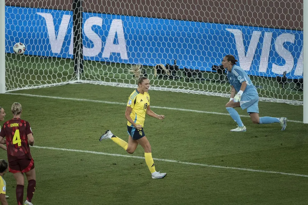 La sueca Fridolina Rolfo (C) celebra un gol de penalti durante el partido de la Eurocopa femenina jugado en Z&uacute;rich, Suiza. EFE/EPA/GAETAN BALLY