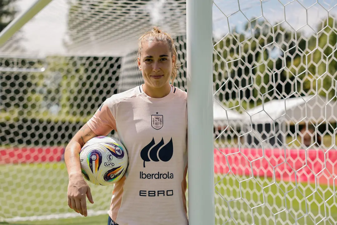 Cata Coll, portera de la selecci&oacute;n espa&ntilde;ola, afronta los cuartos de final de la Eurocopa de Suiza recuperada de su amigdalitis despu&eacute;s de no jugar ni un minuto en la fase de grupos. En una entrevista con Efe, la mallorquina analiza su situaci&oacute;n en el equipo y las opciones de victoria en el torneo continental, entre otros asuntos. EFE/Ana Escobar