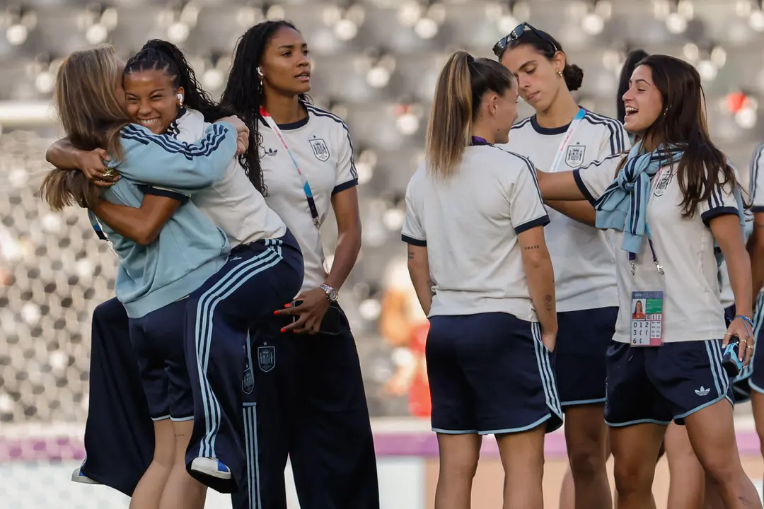 Las jugadoras espa&ntilde;olas en el terreno de juego, antes del partido de cuartos de final de la Eurocopa que Suiza y Espa&ntilde;a disputan este viernes en el estadio de Wankdorf, en Berna. EFE/Ana Escobar