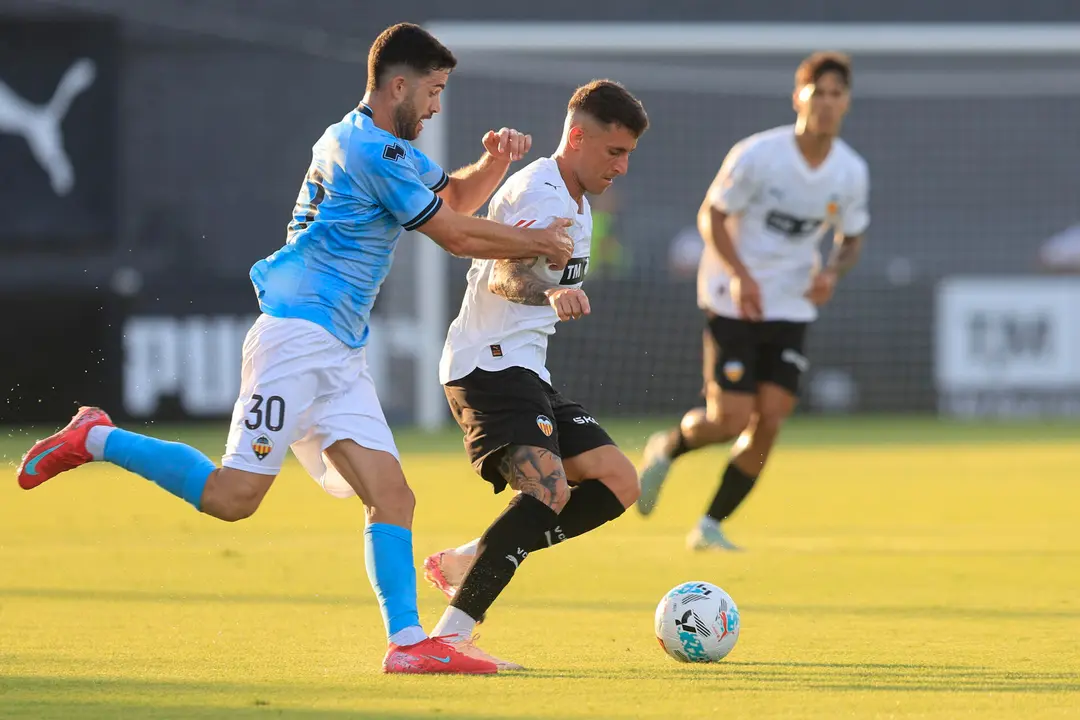 El nuevo jugador del Valencia Dani Raba (c), durante el partido amistoso que disputaron el Valencia y el Castell&oacute;n. EFE/ Kai Forsterling