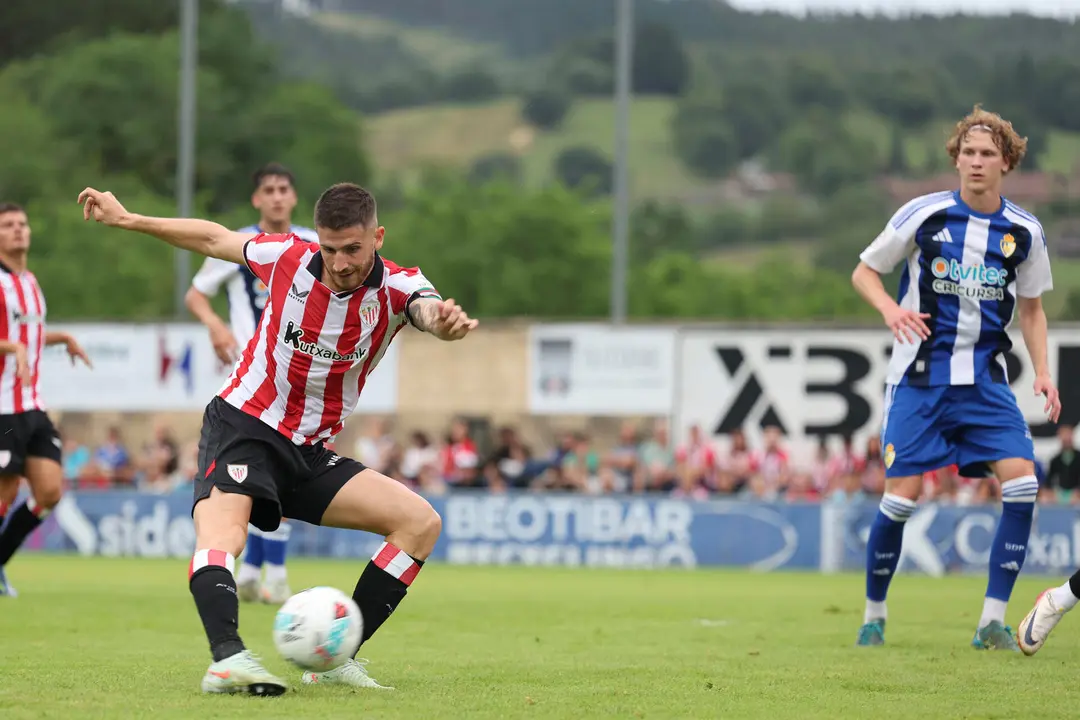 El jugador del Athletic de Bilbao Sancet, dispara a porter&iacute;a, en presencia del jugador del equipo leon&eacute;s SD Ponferradina, Vlad (d) en partido amistoso celebrado en campo del Amorebieta en Bizkaia. EFE/Luis Tejido