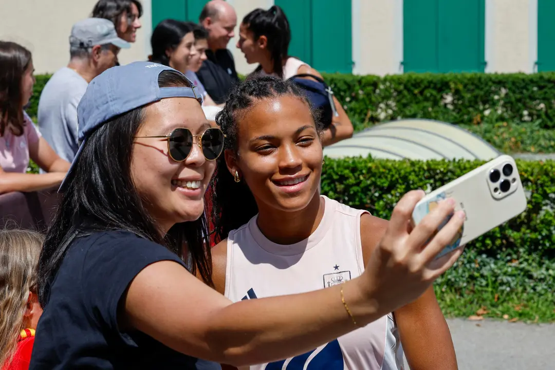 La jugadora de la selecci&oacute;n espa&ntilde;ola Vicky L&oacute;pez se fotograf&iacute;a con aficionadas tras el entrenamiento celebrado en Lausana, en Suiza, previo al partido de semifinales de la Eurocopa de f&uacute;tbol que disputar&aacute;n ante Alemania. EFE/Ana Escobar