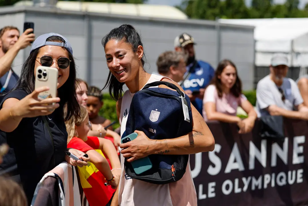 La jugadora de la selecci&oacute;n espa&ntilde;ola Leila Ouahabi se fotograf&iacute;a con los aficionados tras el entrenamiento celebrado en Lausana, en Suiza, previo al partido de semifinales de la Eurocopa de f&uacute;tbol que disputar&aacute;n ante Alemania. EFE/Ana Escobar