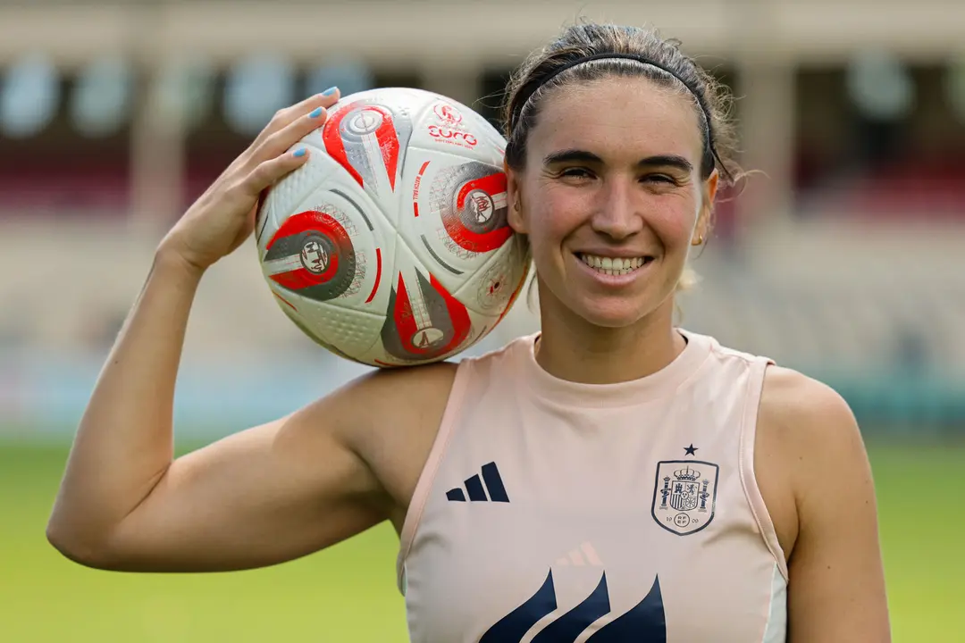 Mariona Caldentey (Felanitx, Mallorca, 1996) quiere seguir haciendo historia con la selecci&oacute;n espa&ntilde;ola, que est&aacute; a un partido de pasar a su primera final de una Eurocopa despu&eacute;s de luchar mucho tanto dentro como fuera del campo. EFE/ Ana Escobar