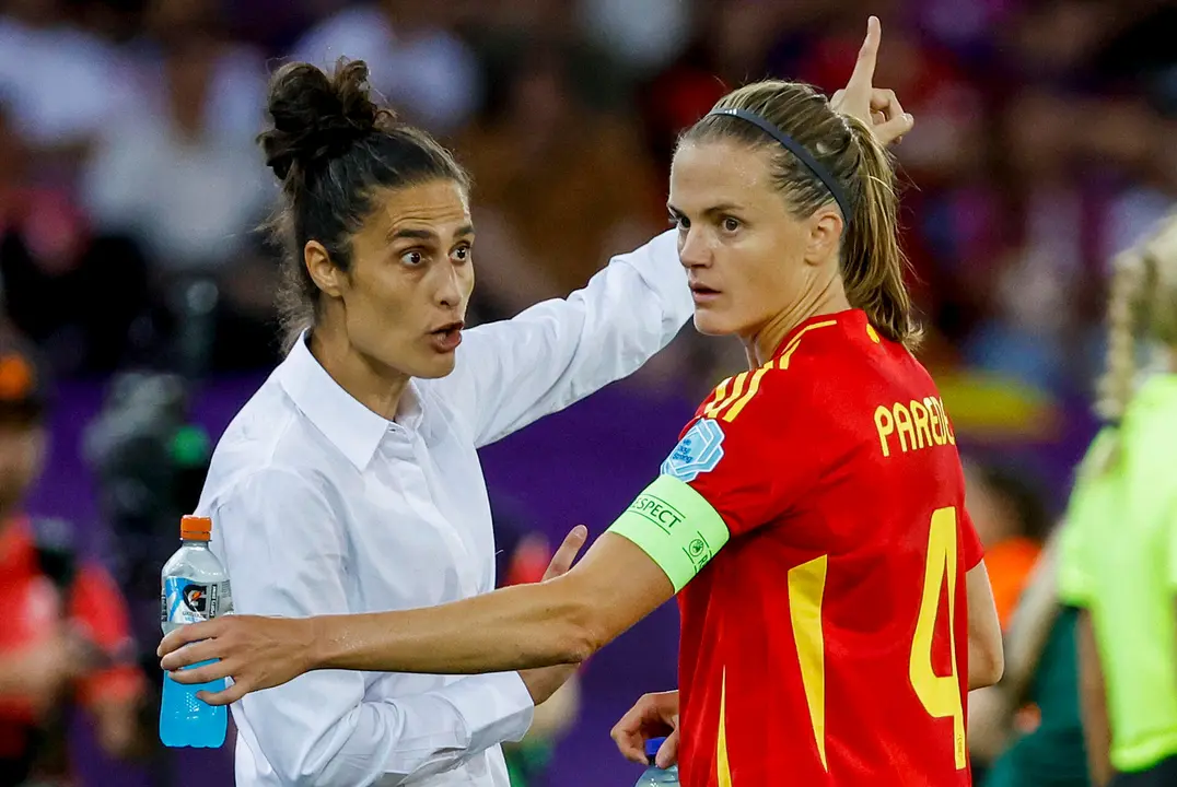 La seleccionadora espa&ntilde;ola, Montse Tom&eacute; (i) da instrucciones a la jugadora Irene Paredes durante el partido de semifinales de la Eurocopa 2025 que Alemania y Espa&ntilde;a disputan este mi&eacute;rcoles en el estadio Letzigrund de Z&uacute;rich, en Suiza. EFE/Ana Escobar
