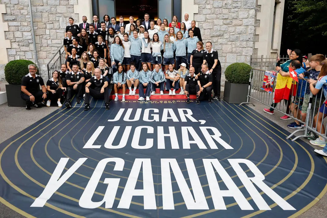 Las jugadoras de la selecci&oacute;n espa&ntilde;ola se despiden de su hotel en Lausana antes de dirigirse a Basilea para disputar la final de la Eurocopa ante Inglaterra el pr&oacute;ximo domingo. EFE/ Ana Escobar