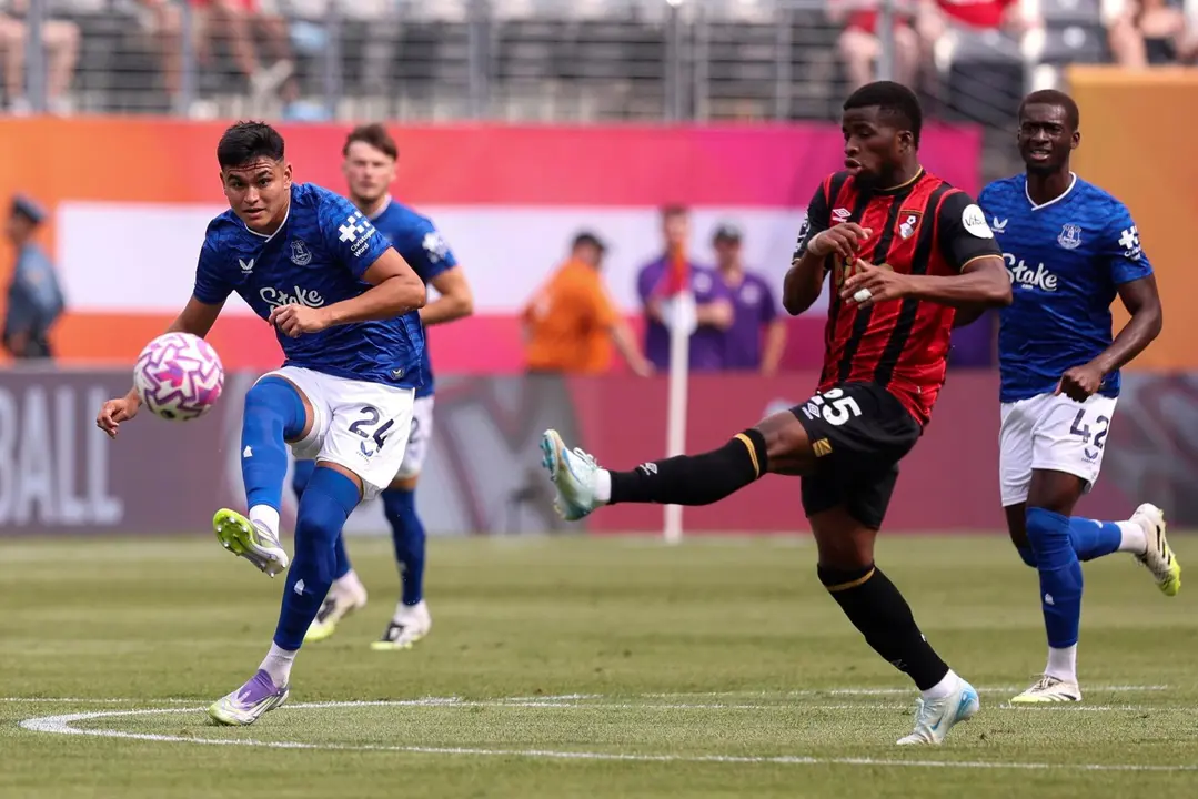 Charly Alcaraz (i), de Everton, en acci&oacute;n durante el partido de la Premier League Summer Series 2025 entre Everton y AFC Bournemouth en el Metlife Stadium en East Rutherford, Nueva Jersey (EE.UU.). EFE/SARAH YENESEL