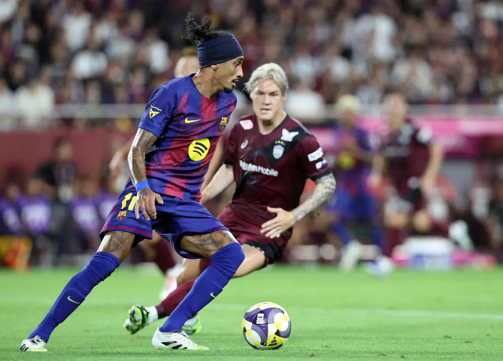 El delantero brasile&ntilde;o del Barcelona Raphinha (i) en acci&oacute;n durante el amistoso entre el Vissel Kobe y el FC Barcelona, en el Noevir Stadium Kobe (Jap&oacute;n). EFE/ Buddhika Weerasinghe