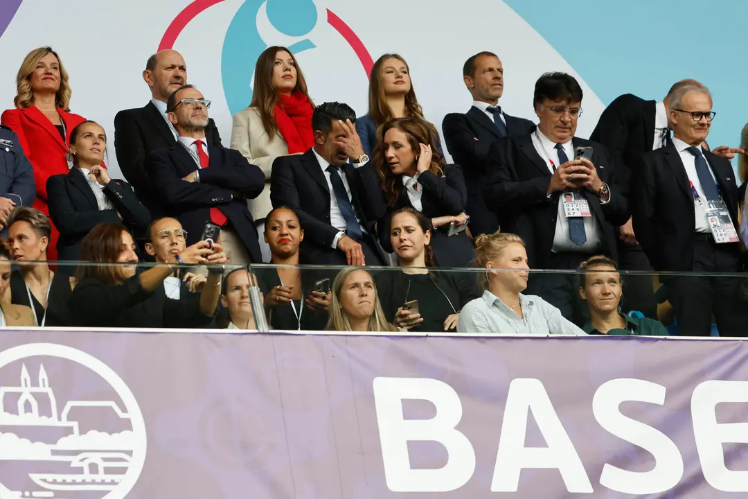 La princesa Leonor y la infanta Sofia, acompa&ntilde;adas por el presidente de la Federaci&oacute;n Espa&ntilde;ola de F&uacute;tbol, Rafael Louz&aacute;n (2i), en el palco de autoridades antes del inicio del encuentro correspondiente a la final de la Eurocopa Femenina 2025 que disputan este domingo Espa&ntilde;a e Inglaterra en el St. Jakob Park de Basilea (Suiza). EFE/ Ana Escobar.