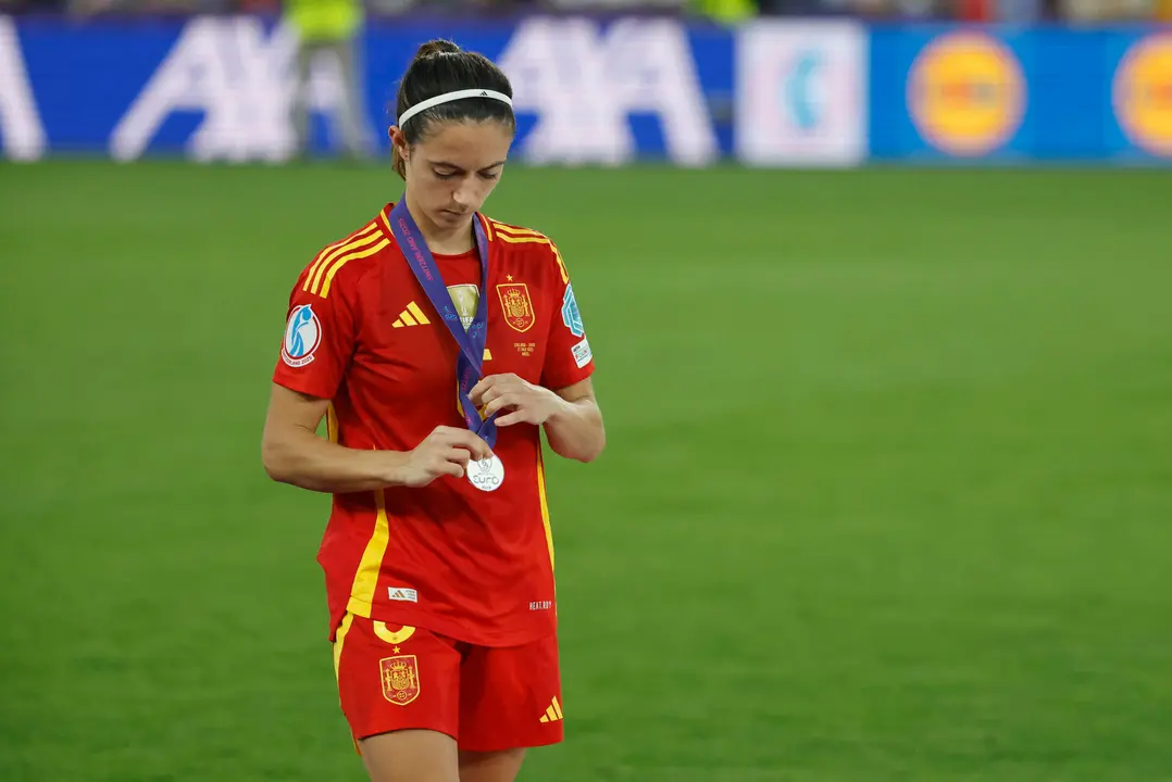 Las jugadora de la selecci&oacute;n espa&ntilde;ola, Aitana Bonmat&iacute;, tras recibir la medalla de subcampeonas de la final de la Eurocopa Femenina 2025, que han disputado este domingo frente a Inglaterra en el St. Jakob Park de Basilea (Suiza). EFE/ Ana Escobar.