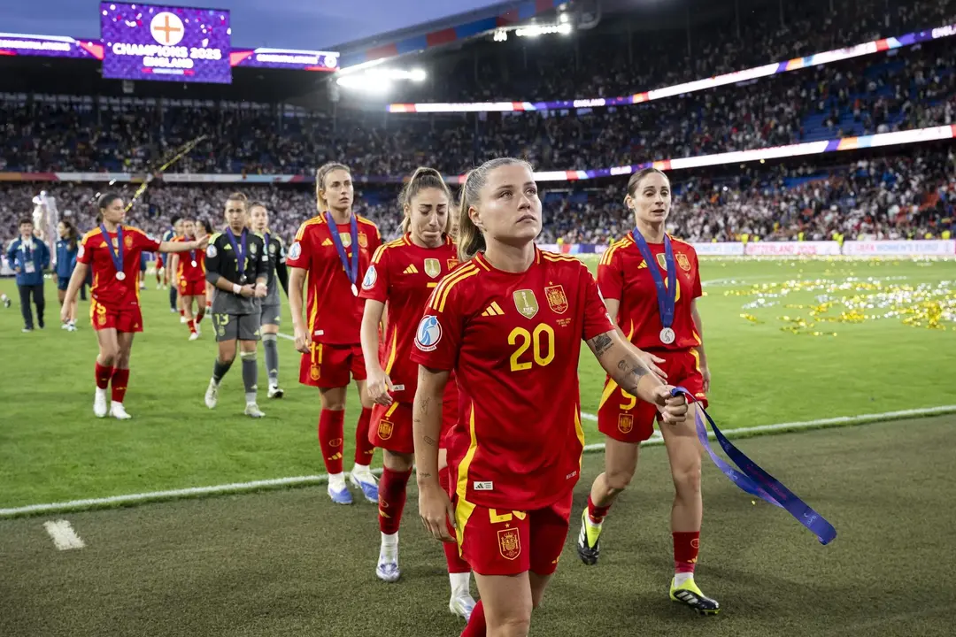 Las jugadoras de Espa&ntilde;a se lamentan tras la derrota ante Inglaterra en Basilea, Suiza. EFE/EPA/GEORGIOS KEFALAS