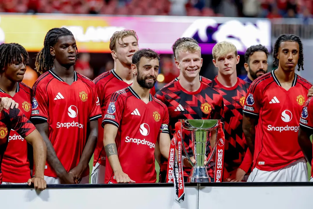Jugadores del Manchester United exhiben el trofeo obtenido tras ganar la gira de pretemporada por Estados Unidos, que comenz&oacute; con un triunfo por 2-1 sobre West Hamb, sigui&oacute; con una goleada por 4-1 Bournemouth y cerr&oacute; este domingo con un emapte 2-2 con Everton en la ciudad de Atlanta (Georgia). EFE/EPA/ERIK S. LESSER