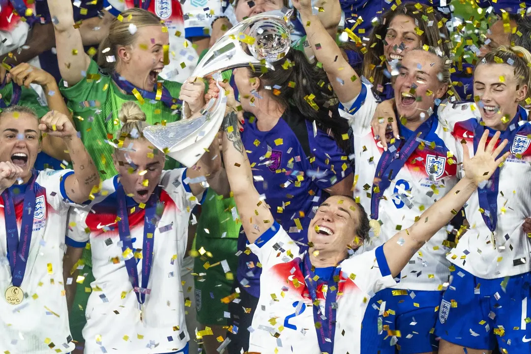 Las jugadoras inglesas celebvran el t&iacute;tulo tras ganar en los penaltis a Espa&ntilde;a. EFE/EPA/TIL BUERGY