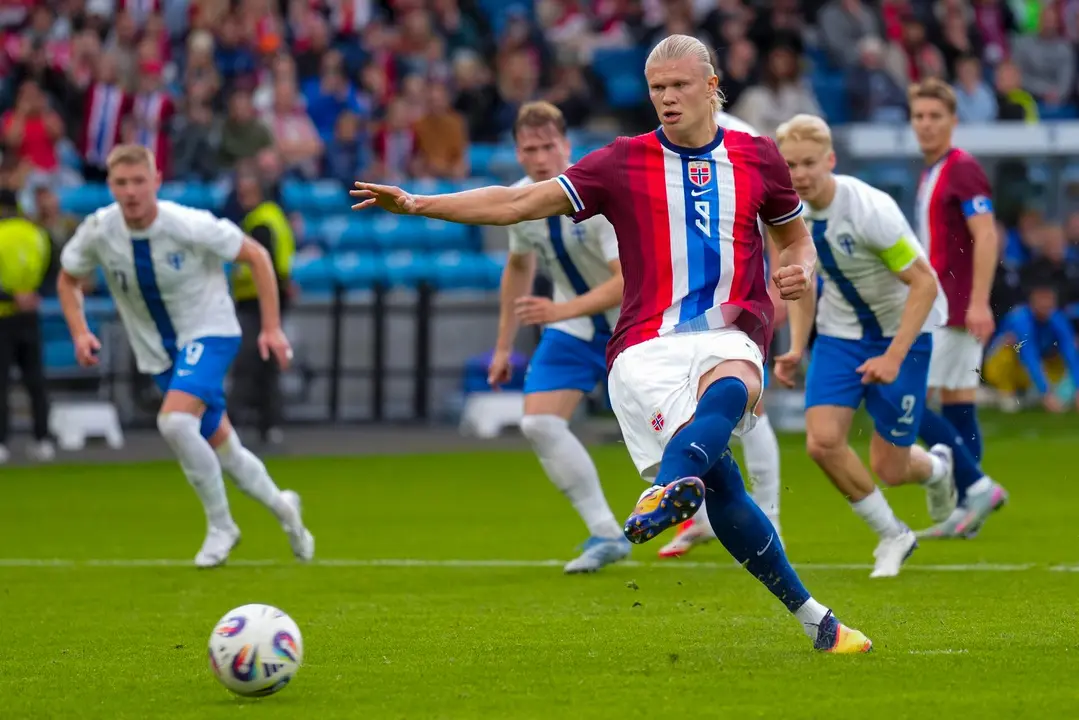 El delantero del Manchester City Erling Haaland marca el gol de la victoria de Noruega ante Finlandia en un amistoso en Oslo. EFE/EPA/Fredrik Varfjell