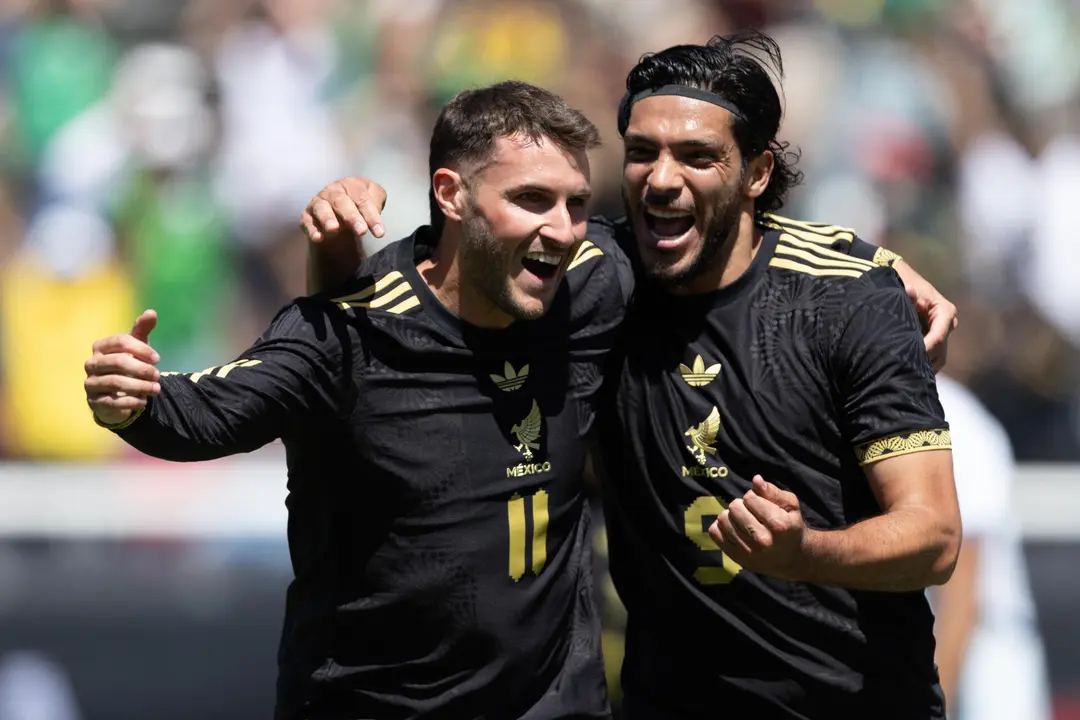 Santiago Gim&eacute;nez (i) y Ra&uacute;l Jim&eacute;nez de M&eacute;xico celebran un gol durante un partido amistoso en el estadio Rice- Eccles de Salt Lake City (Estados Unidos). Fotograf&iacute;a de archivo. EFE/ Carlos Ram&iacute;rez