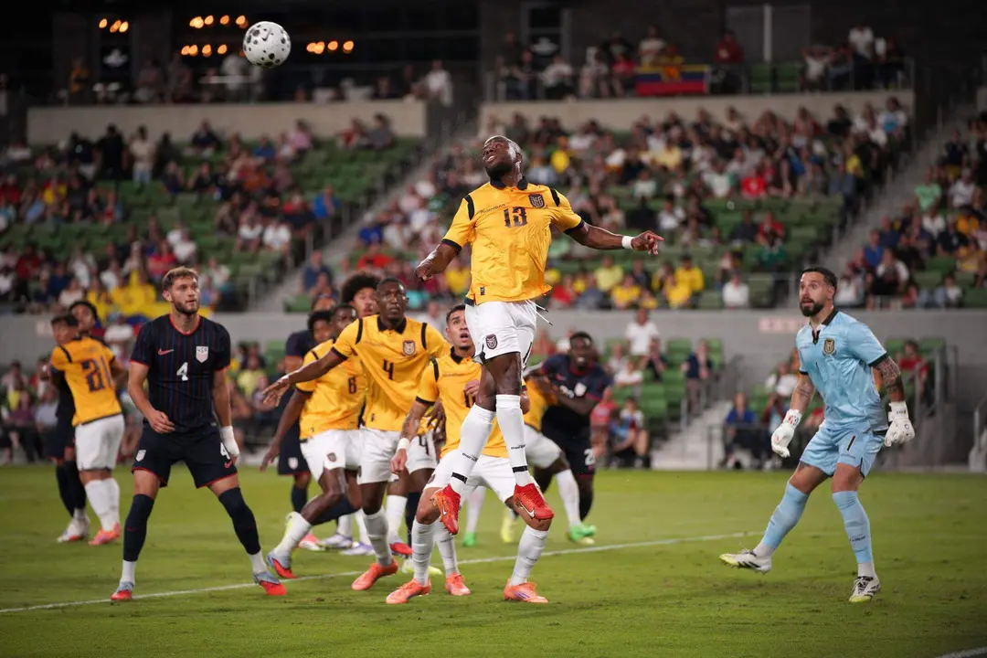 Enner Valencia (C) de Ecuador cabecea el bal&oacute;n durante el partido amistoso ante Estados Unidos en el Q2 Stadium en Austin, Texas, este viernes 10 de octubre de 2025. EFE/EPA/DUSTIN SAFRANEK