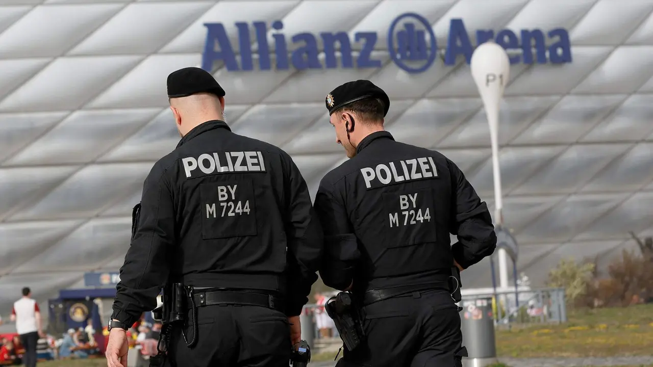 Patrulla de policia a ls afueras del estadio Allianz Arena, en una foto de archivo.EFE/EPA/RONALD WITTEK