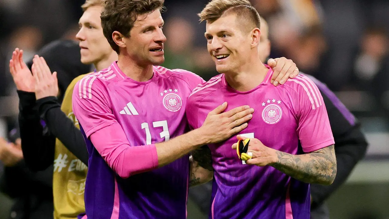 Toni Kroos (d) junto a Thomas M&uuml;ller celebra un gol ante Pa&iacute;ses Bajos, en el segundo partido tras su regreso a la selecci&oacute;n alemana. EFE/EPA/FRIEDEMANN VOGEL