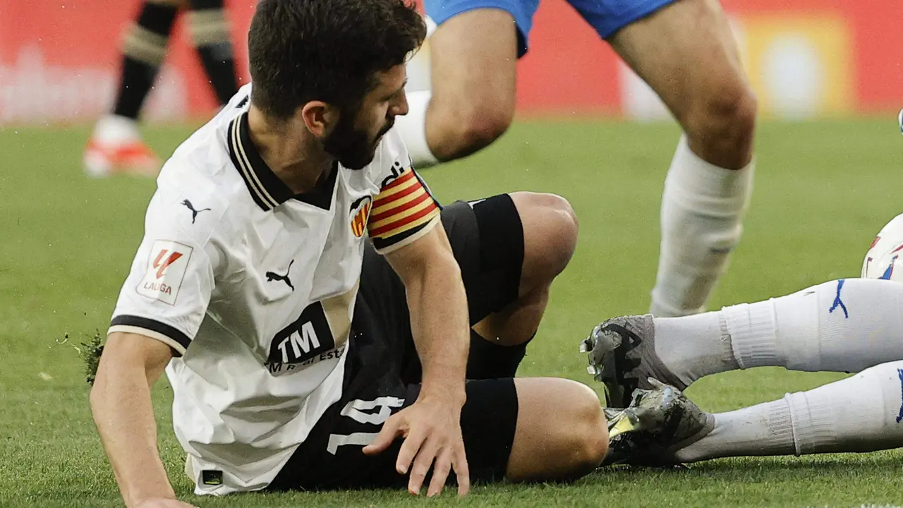 -El lateral izquierdo del Valencia Jos&eacute; Luis Gay&agrave; durante el partido de Liga disputado este domingo ante el Girona. EFE/ Manuel Bruque