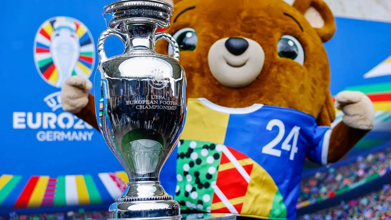 Albaert, la mascota de la Eurocopa 2024, junto al trofeo en el Estadio Ol&iacute;mpico de Berl&iacute;n el pasado 24 de abril. EFE/EPA/HANNIBAL HANSCHKE