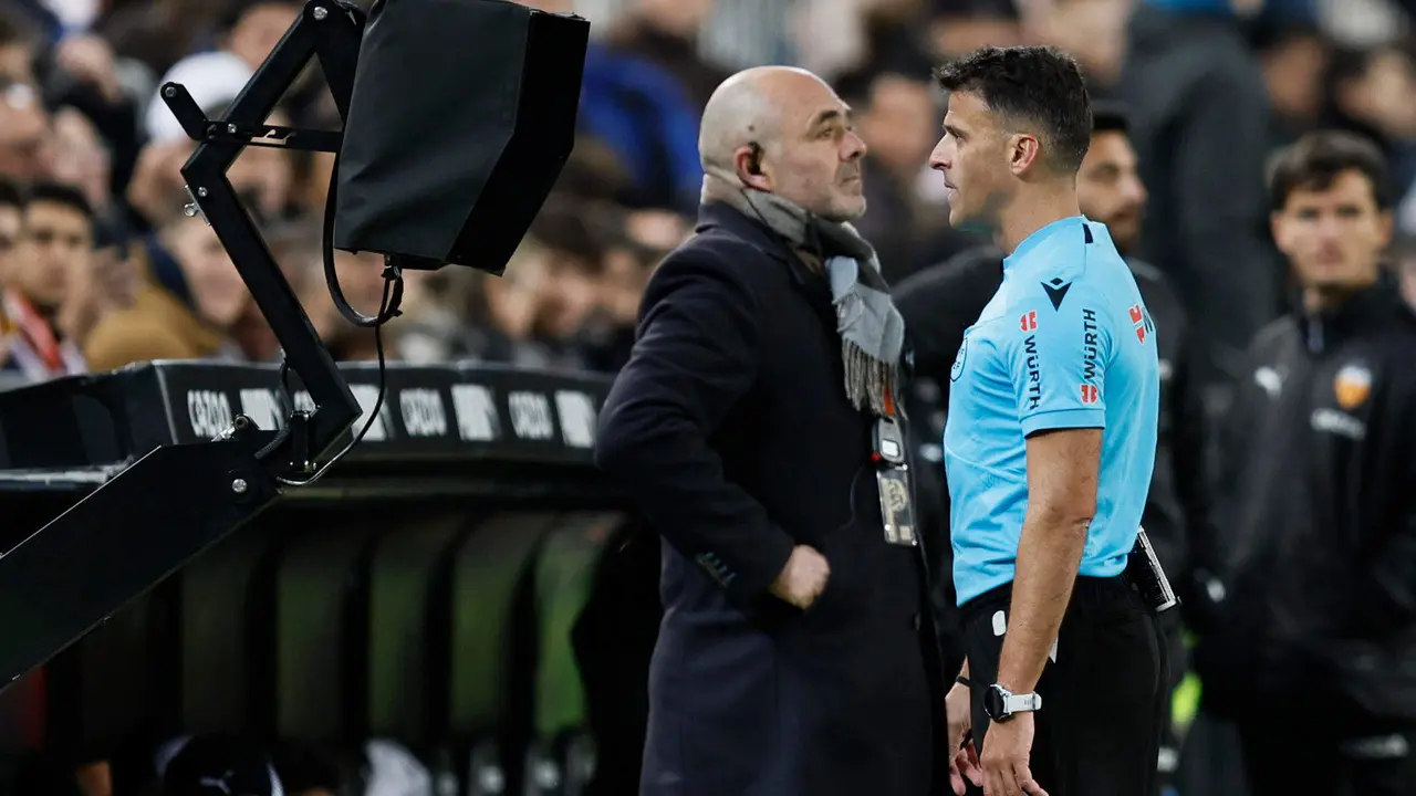 El &aacute;rbitro Gil Manzano (d) consulta el VAR, durante un partido de LaLiga. EFE/Biel Ali&ntilde;o