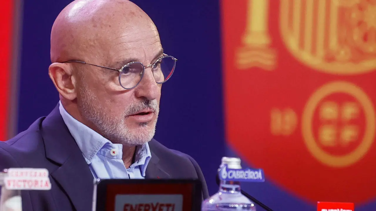 El seleccionador espa&ntilde;ol, Luis de la Fuente, anuncia la primera lista de 29 jugadores convocados para la disputa de la Eurocopa 2024, este lunes en la Ciudad del F&uacute;tbol de Las Rozas (Madrid). EFE/Fernando Alvarado
