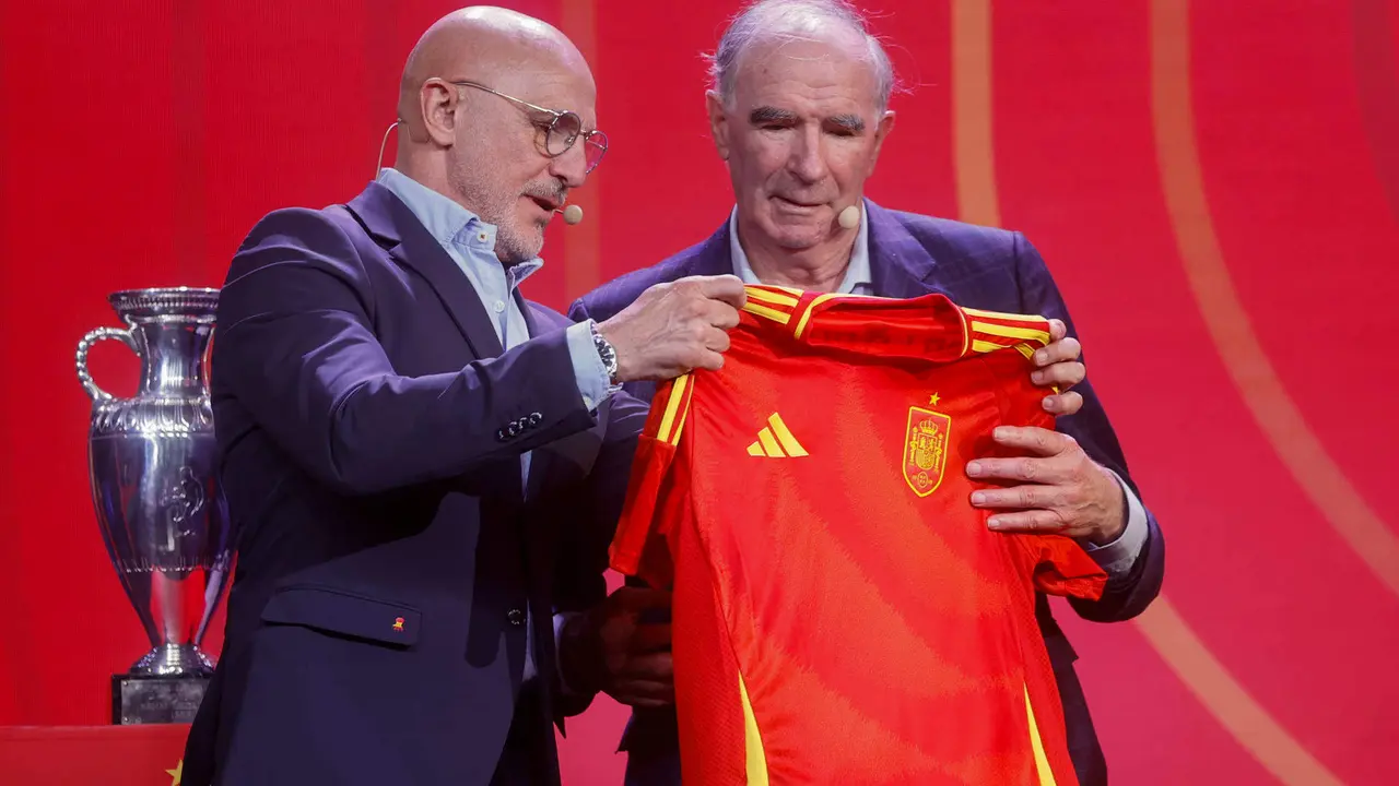 El exfutbolista Jos&eacute; &Aacute;ngel Iribar (d), recibe una camiseta conmemorativa del seleccionador espa&ntilde;ol, Luis de la Fuente, durante la ceremonia de presentaci&oacute;n de la primera lista de 29 jugadores convocados para la disputa de la Eurocopa 2024, en la Ciudad del F&uacute;tbol de Las Rozas (Madrid). EFE/Fernando Alvarado