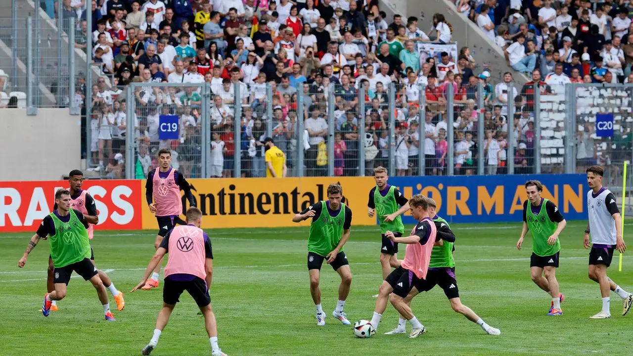 Los jugadores alemanes entrenan en Jena, Alemania. EFE/EPA/RONALD WITTEK