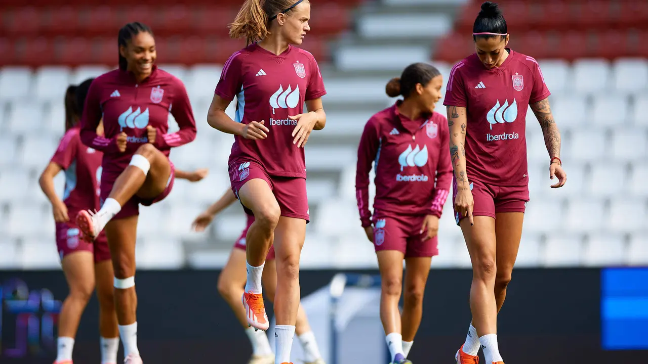 Las jugadoras de la selecci&oacute;n espa&ntilde;ola Irene Paredes (c) y Jenni Hermoso (d) participan en el entrenamiento de este jueves en el Vejle Stadion de Dinamarca, donde el equipo nacional disputar&aacute; ma&ntilde;ana ante la selecci&oacute;n danesa el primero de sus dos partidos de clasificaci&oacute;n para la Euro de 2025. EFE/RFEF/David Aliaga SOLO USO EDITORIAL, SOLO DISPONIBLE PARA ILUSTRAR LA NOTICIA QUE ACOMPA&Ntilde;A (CR&Eacute;DITO OBLIGATORIO) FOTO RFEF