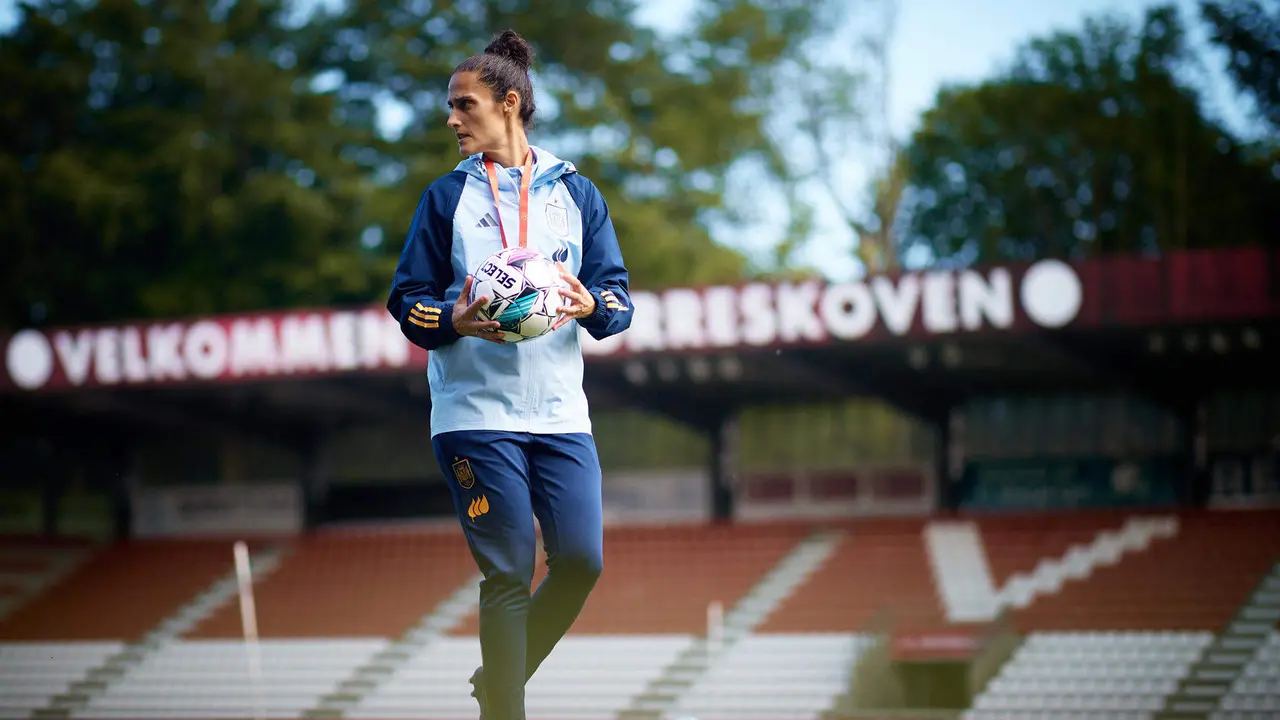 La entrenadora de la selecci&oacute;n espa&ntilde;ola Montse Tom&eacute; dirige el entrenamiento de este jueves en el Vejle Stadion de Dinamarca, donde el equipo nacional disputar&aacute; ma&ntilde;ana ante la selecci&oacute;n danesa el primero de sus dos partidos de clasificaci&oacute;n para la Euro de 2025. EFE/RFEF/David Aliaga SOLO USO EDITORIAL, SOLO DISPONIBLE PARA ILUSTRAR LA NOTICIA QUE ACOMPA&Ntilde;A (CR&Eacute;DITO OBLIGATORIO) FOTO RFEF