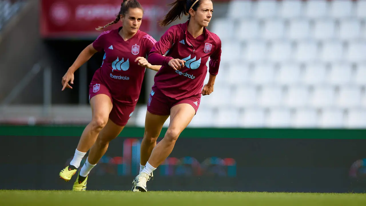 Las jugadoras de la selecci&oacute;n espa&ntilde;ola Tere Abelleira (i) y Aitana Bonmat&iacute; (d) participan en el entrenamiento de este jueves en el Vejle Stadion de Dinamarca, donde el equipo nacional disputar&aacute; ma&ntilde;ana ante la selecci&oacute;n danesa el primero de sus dos partidos de clasificaci&oacute;n para la Euro de 2025. EFE/RFEF/David Aliaga SOLO USO EDITORIAL, SOLO DISPONIBLE PARA ILUSTRAR LA NOTICIA QUE ACOMPA&Ntilde;A (CR&Eacute;DITO OBLIGATORIO) FOTO RFEF