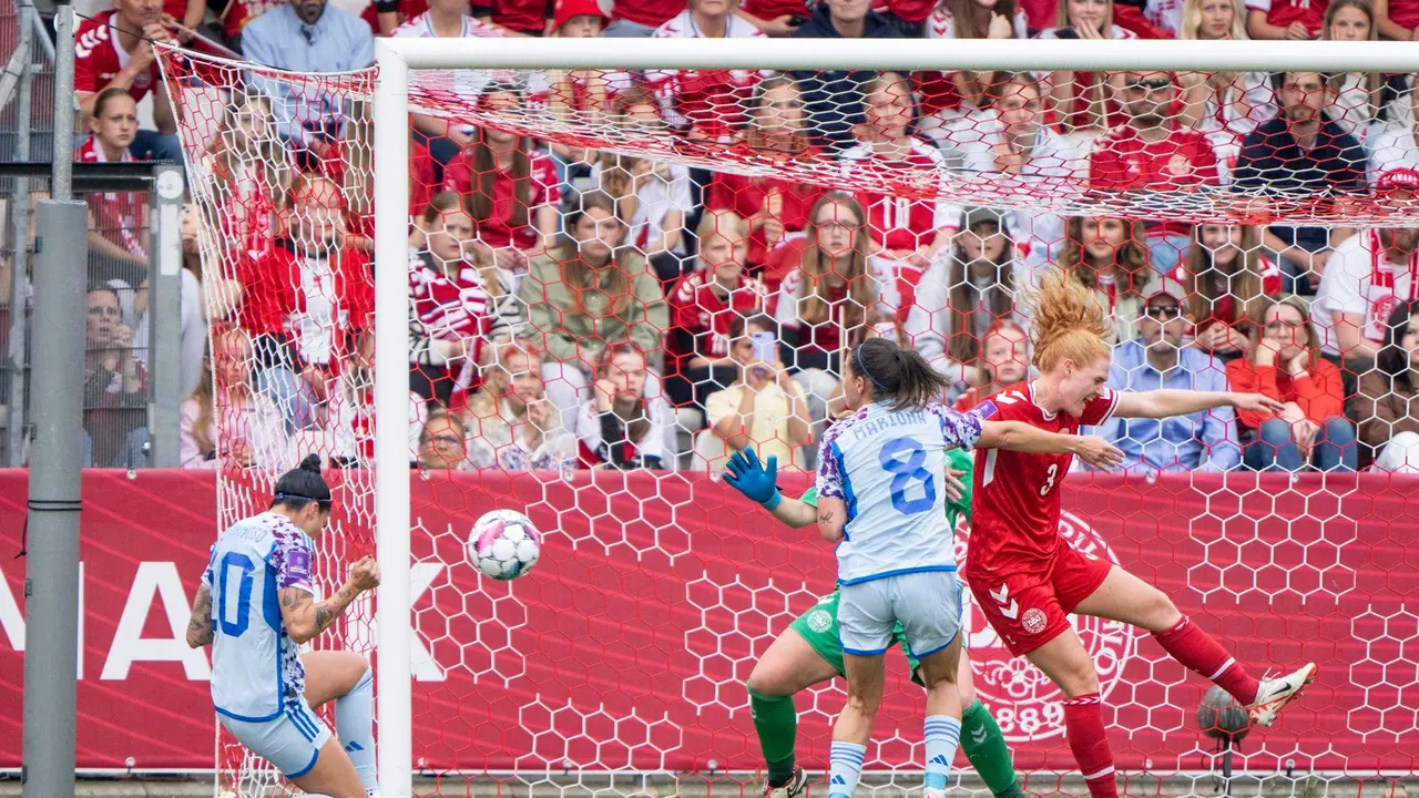 Jennifer Hermoso anota el primer gol del partido contra Dinamarca, durante el partido de clasificaci&oacute;n para la EURO 2025, en Vejle. (Dinamarca, Espa&ntilde;a) EFE/EPA/Bo