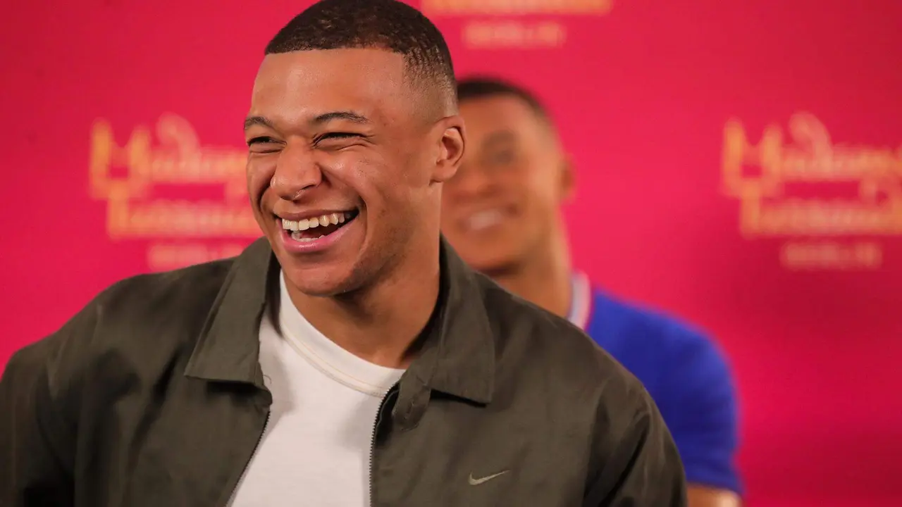 El futbolista franc&eacute;s Kylian Mbappe (i) posa con motivo de la inauguraci&oacute;n de su figura de cera en el Museo Madame Tussauds, el 16 de mayo de 2024. EFE/EPA/Teresa Su&aacute;rez