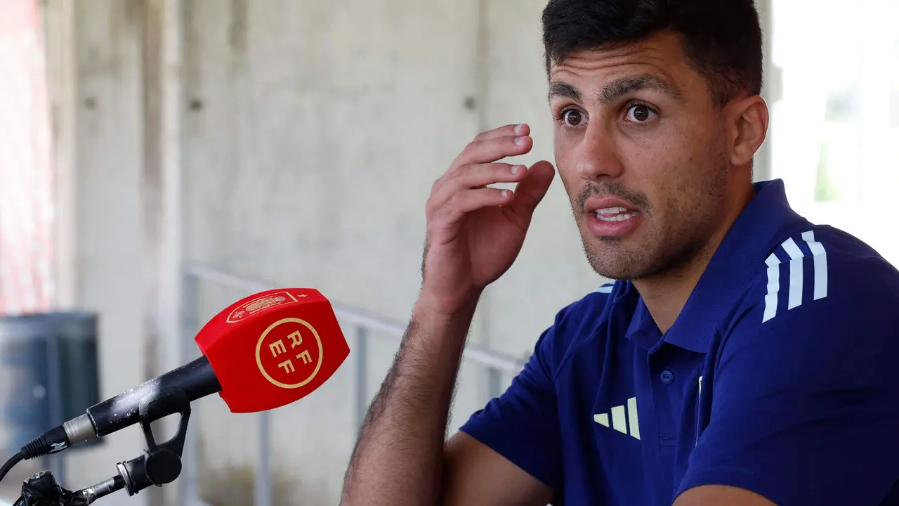 El centrocampista del Manchester City Rodri Hern&aacute;ndez atiende a la prensa durante el Media Day UEFA de la selecci&oacute;n espa&ntilde;ola de f&uacute;tbol en la Ciudad de F&uacute;tbol de Las Rozas (Madrid). La UEFA EURO 2024 (Eurocopa) comienza en M&uacute;nich (Alemanis) el viernes 14 de junio y termina con la final en Berl&iacute;n el domingo 14 de julio. EFE/ J.J. Guill&eacute;n