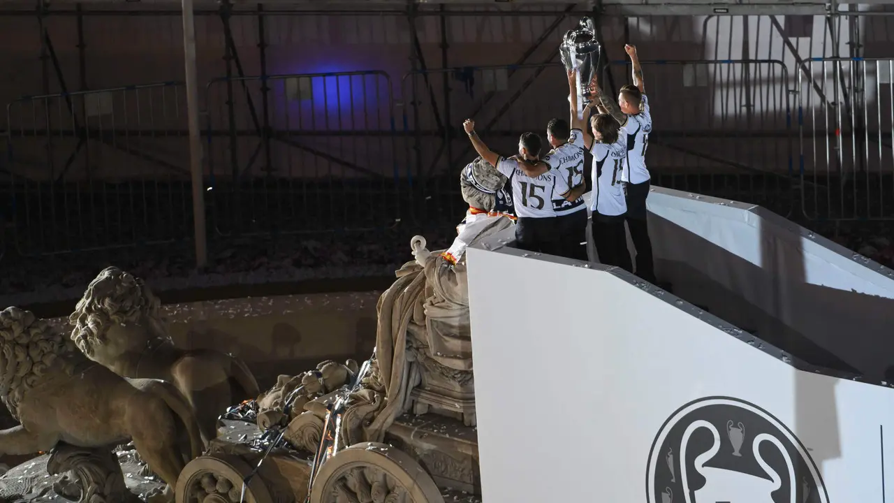 - Los jugadores del Real Madrid Toni Kroos, Luka Modric, Nacho Fern&aacute;ndez y Dani Carvajal, levantan el trofeo este domingo a la Plaza de Cibeles. EFE/ Fernando Villar