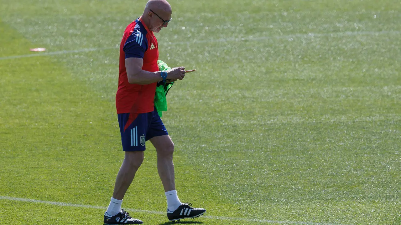 El seleccionador nacional Luis de la Fuente durante el entrenamiento que el combinado nacional ha llevado a cabo en la Ciudad del F&uacute;tbol de las Rozas, en Madrid, para preparar su partido amistoso de ma&ntilde;ana ante Andorra. EFE/Rodrigo Jim&eacute;nez