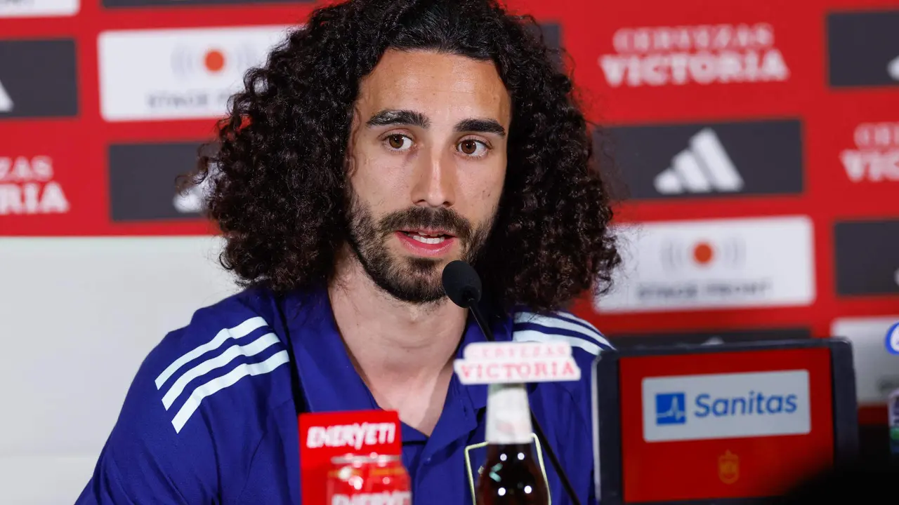 El defensa de la selecci&oacute;n espa&ntilde;ola Marc Cucurella asiste a una rueda de prensa este martes en Badajoz, en la v&iacute;spera del encuentro amistoso ante la selecci&oacute;n de Andorra en el Estadio Nuevo Vivero. EFE/Julio Mu&ntilde;oz