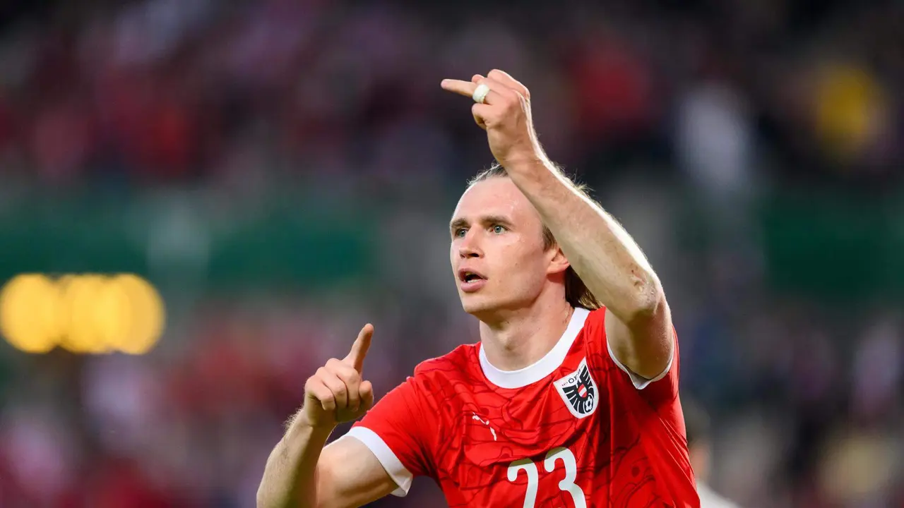 El juygador de Austria Patrick Wimmer celebra un gol durante el partido mistos que han jugado Austria y Serbia en Viena, Austria. EFE/EPA/MAX SLOVENCIK