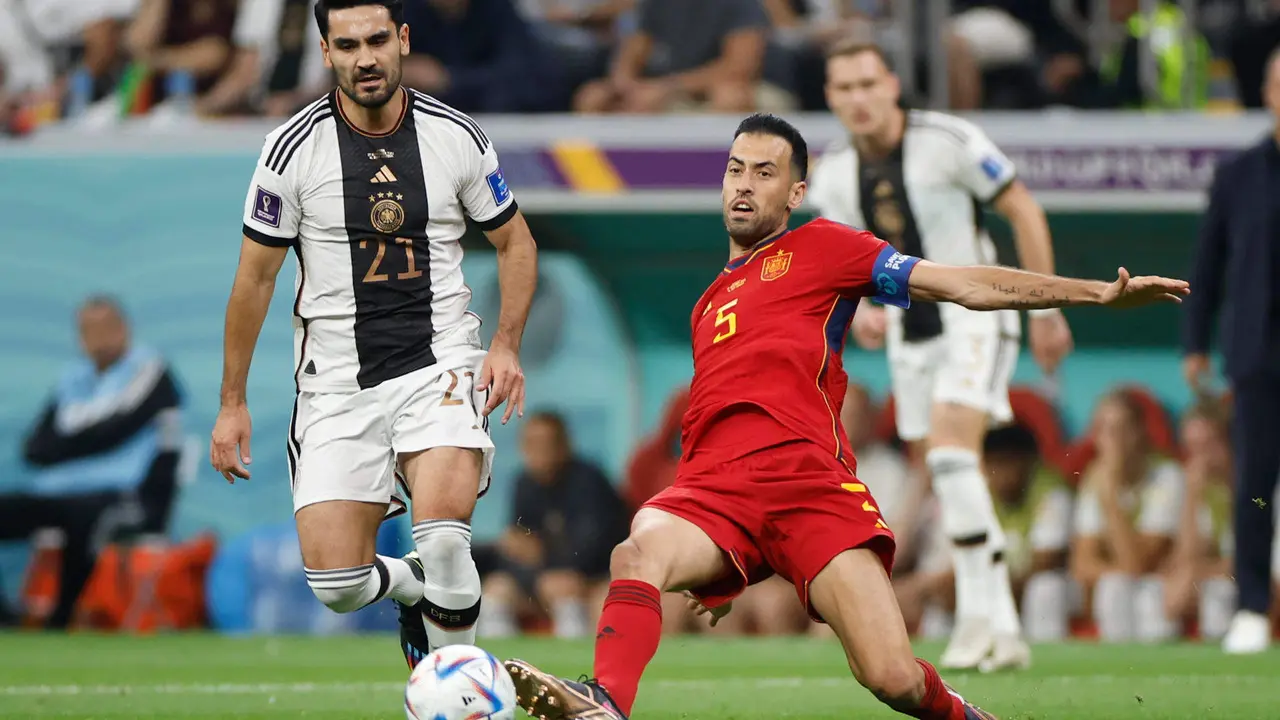 Sergio Busquets (d) de Espa&ntilde;a disputa un bal&oacute;n con İlkay G&uuml;ndogan de Alemania hoy, en un partido de la fase de grupos del Mundial de F&uacute;tbol Qatar 2022 entre Espa&ntilde;a y Alemania en el estadio Al Bait en Al Khor (Catar). EFE/ Alberto Estevez