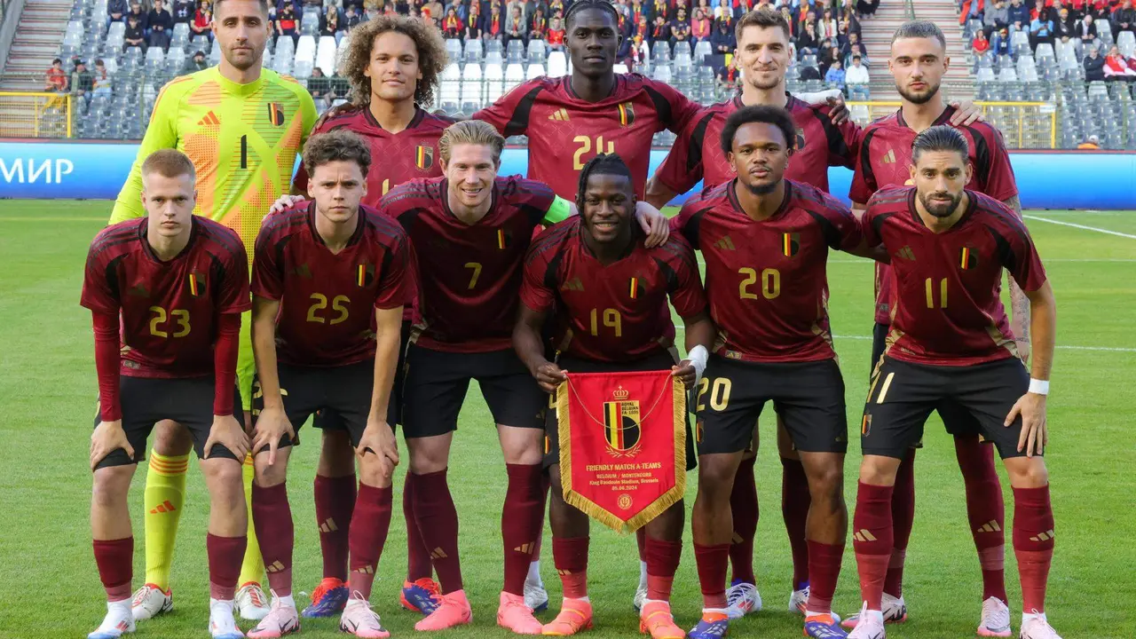 Alineaci&oacute;n de B&eacute;lgica, en una foto de archivo. De izquierda -arriba- a derecha -abajo-: Koen Casteels, Wout Faes, Amadou Onana, Thomas Meunier and Zeno Debast. Front from L: Arthur Vermeeren, Maxim De Cuyper, Kevin de Bruyne, Johan Bakayoko, Lois Openda and Yannick Carrasco. EFE/EPA/OLIVIER MATTHYS
