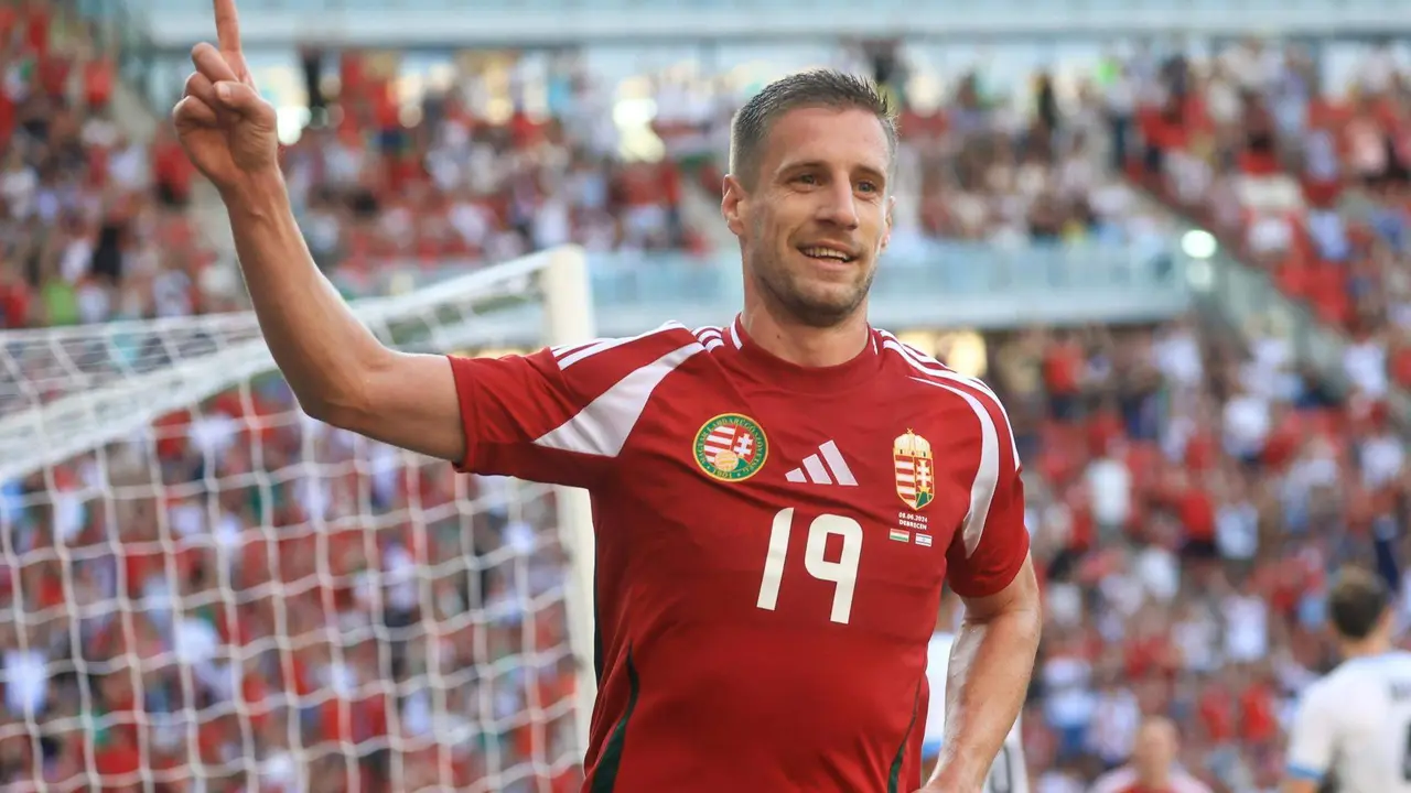 El jugador de Hungr&iacute;a Varga Barnabas celebra un gol durante el amistosos que han jugado este s&aacute;bado Hungr&iacute;a e Israel en Debrecen, Hungr&iacute;a. EFE/EPA/Zsolt Czegledi