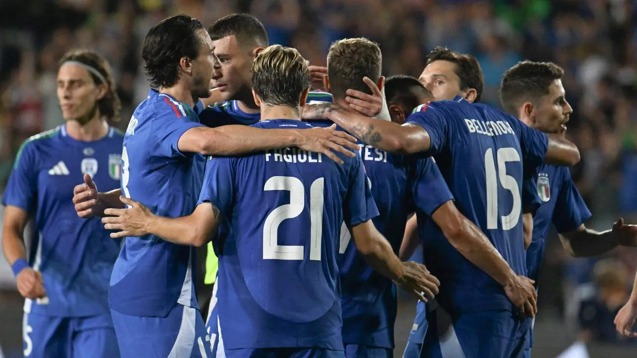 El italiano Davide Frattes delebra con sus compa&ntilde;eros un gol en el amistoso frente a Bosnia Herzegovina, en una foto de archivo. EFE/EPA/CLAUDIO GIOVANNINI