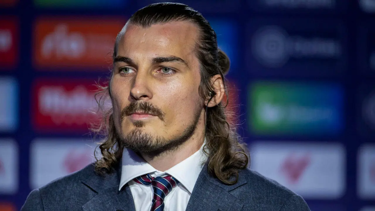 El futbolista turco &Ccedil;ağlar S&ouml;y&uuml;nc&uuml;, exjugador del Atl&eacute;tico de Madrid, que se perder&aacute; la Eurocopa por lesi&oacute;n. EFE/ Fernando Villar