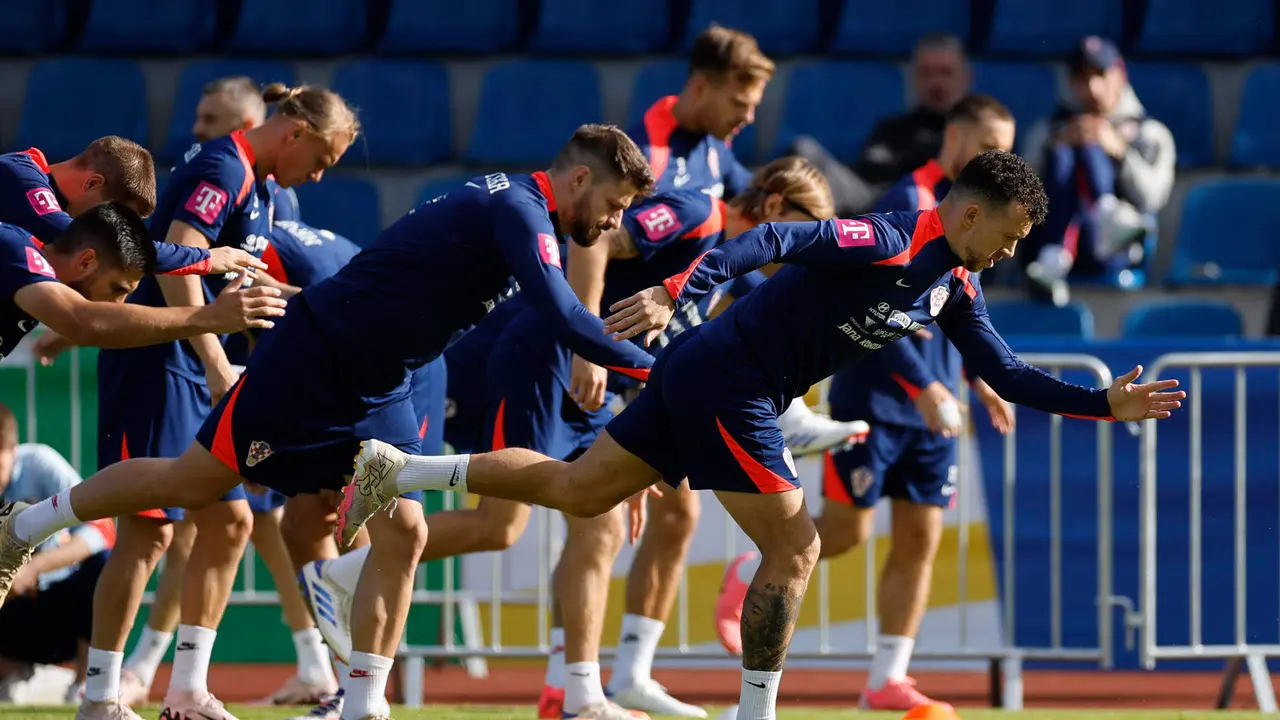 El jugador croata Ivan Perisic (ddcha) realiza ejercicios junto a sus compa&ntilde;eros durante el entrenamiento de su selecci&oacute;n este jueves en Neuruppin (Alemania). Espa&ntilde;a se enfrentar&aacute; a Croacia el pr&oacute;ximo s&aacute;bado en su primer partido de la Eurocopa 2024. EFE/Alberto Estevez