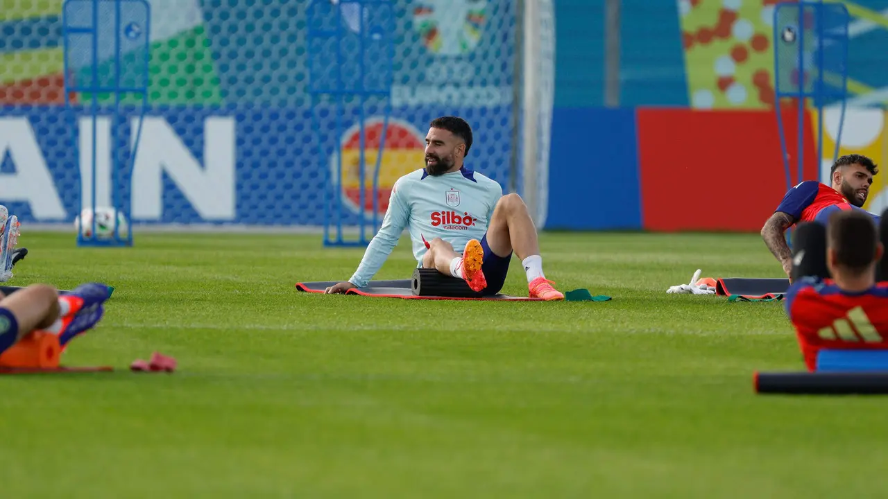 Foto de archivo del lateral derecho de la selecci&oacute;n espa&ntilde;ola Dani Carvajal (c). EFE/J.J. Guill&eacute;n