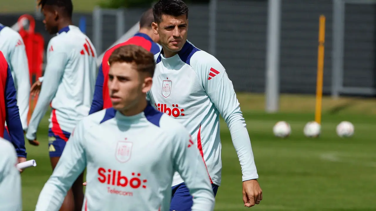 El delantero de la selecci&oacute;n espa&ntilde;ola &Aacute;lvaro Morata (c) durante el entrenamiento celebrado este jueves en la localidad alemana de Donaueschingen. Espa&ntilde;a se enfrentar&aacute; a Croacia el pr&oacute;ximo 15 de Junio en el partido de la Eurocopa que disputar&aacute;n en el estadio Olympiastadion. EFE/ JJ Guill&eacute;n