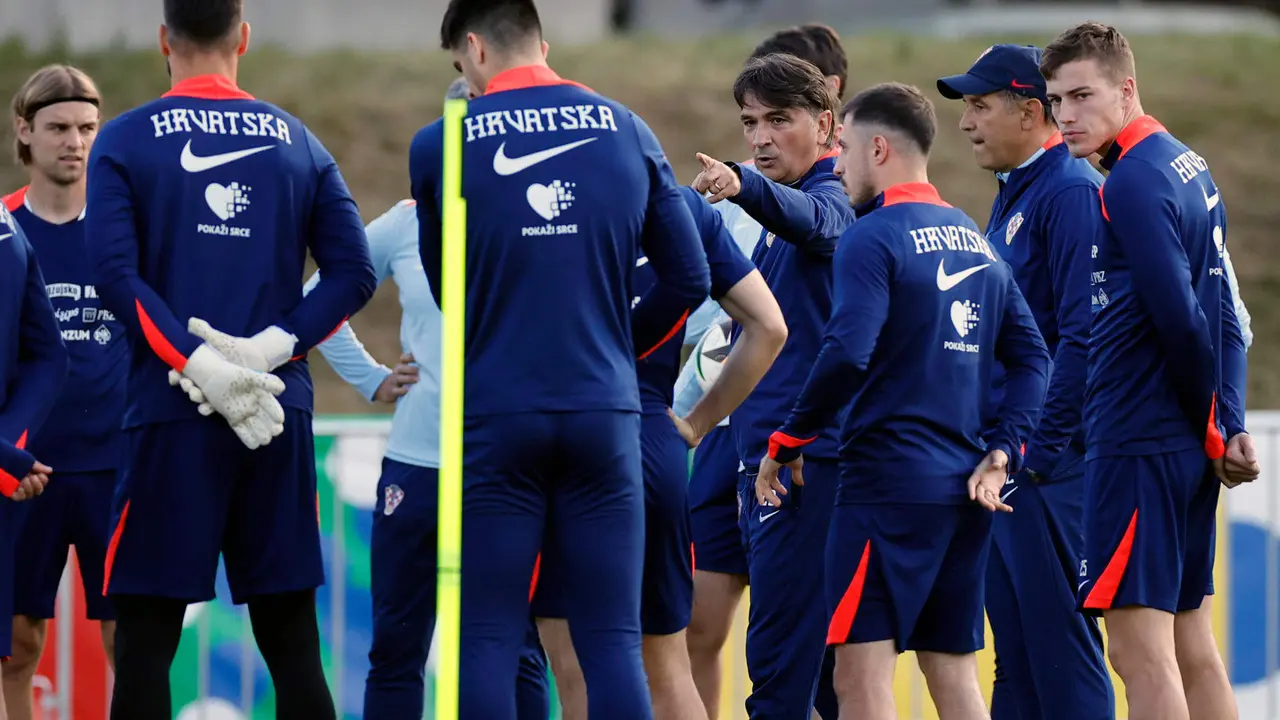 El entrenador croata Zlatko Dalic (c) da instrucciones a sus jugadores durante el entrenamiento de su selecci&oacute;n este jueves en Neuruppin (Alemania). Espa&ntilde;a se enfrentar&aacute; a Croacia el pr&oacute;ximo s&aacute;bado en su primer partido de la Eurocopa 2024. EFE/Alberto Estevez