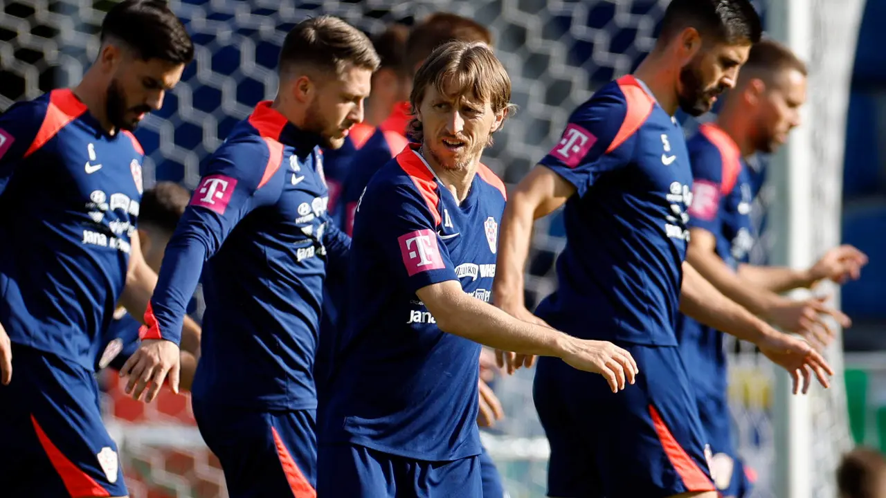El jugador croata Luka Modric (c) realiza ejercicios junto a sus compa&ntilde;eros durante el entrenamiento de su selecci&oacute;n este jueves en Neuruppin (Alemania). Espa&ntilde;a se enfrentar&aacute; a Croacia el pr&oacute;ximo s&aacute;bado en su primer partido de la Eurocopa 2024. EFE/Alberto Estevez